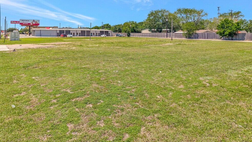 More Photos Of 9505 N Navarro St, Victoria Land For Sale