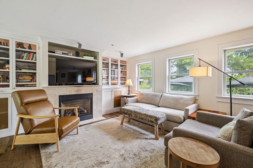 More Photos Of 41 Pleasant St, Woodstock Hospitality For Sale