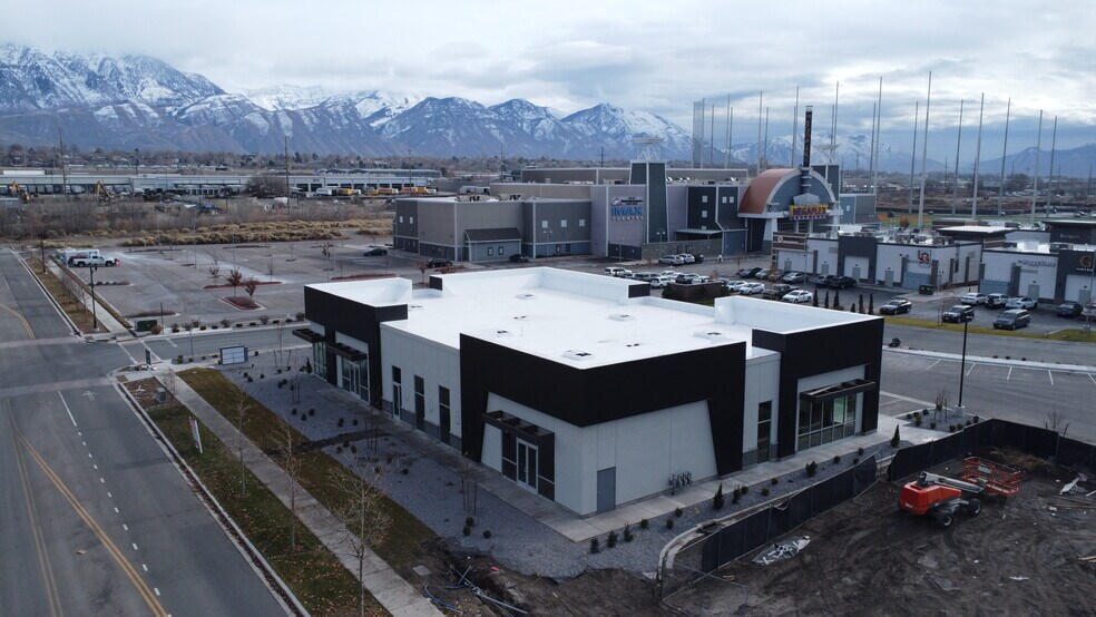 More Photos Of 634 N Mill Road, Vineyard Storefront Retail Office For Lease