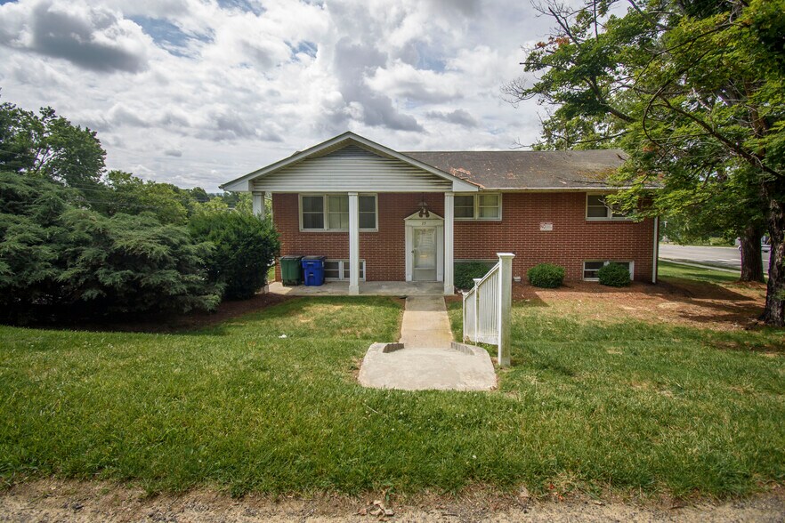 More Photos Of 1201 Elm St, Christiansburg Office For Sale