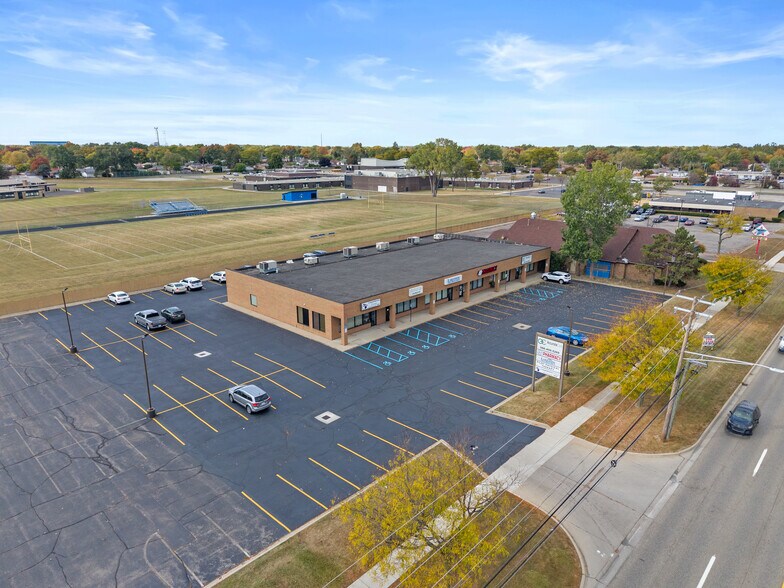 More Photos Of 28565-28585 Schoenherr Rd, Warren Medical For Lease