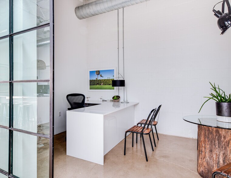 More Photos Of 2292 Vantage St, Dallas Showroom For Sale