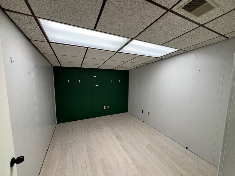 More Photos Of 1525 N Heidelbach Ave, Evansville Light Distribution For Lease
