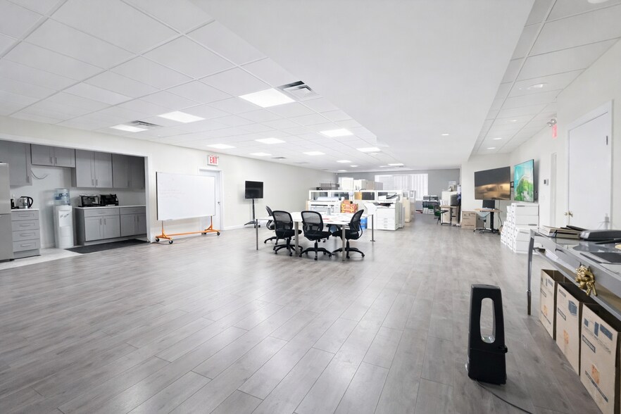 More Photos Of 18-54 43rd St, Astoria Warehouse For Lease