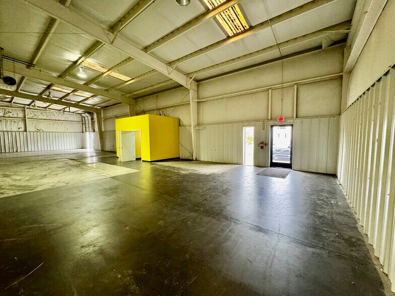 More Photos Of 3123 Cedar Park, Greensboro Warehouse For Lease