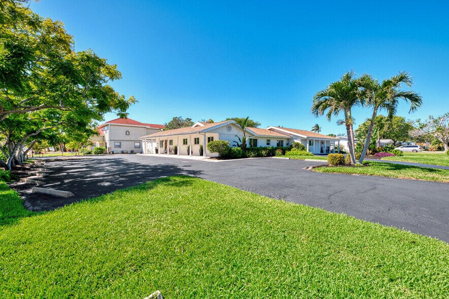 More Photos Of 400 Nokomis Ave S, Venice Specialty For Sale