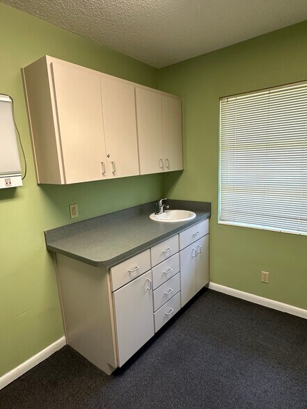 More Photos Of 402 W Highlands Blvd, Inverness Medical For Sale