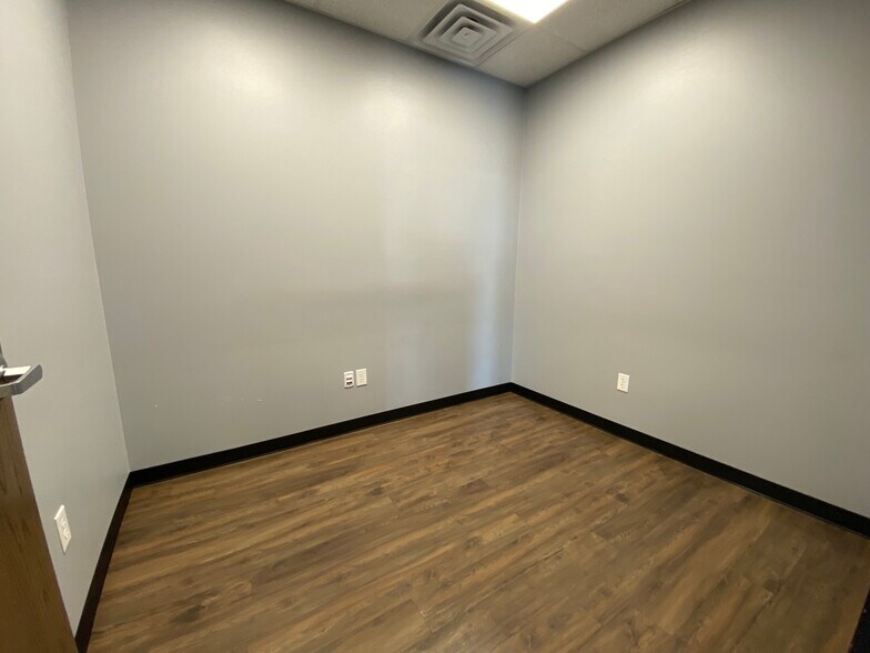 More Photos Of 2221 John Williams Blvd, Bedford Office For Sale