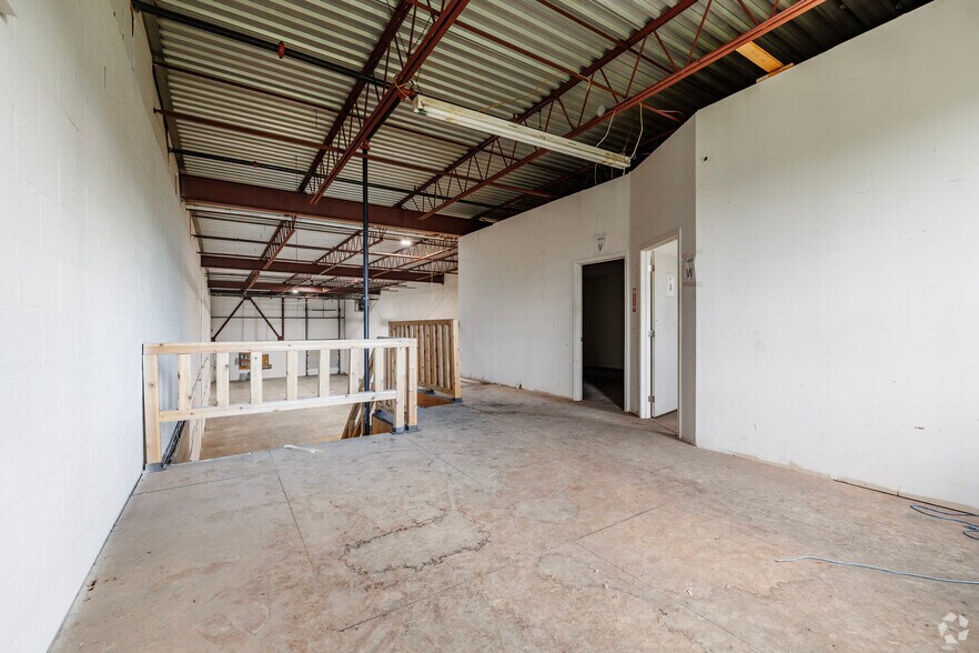 More Photos Of 4800 Boul Kimber, Longueuil Warehouse For Lease
