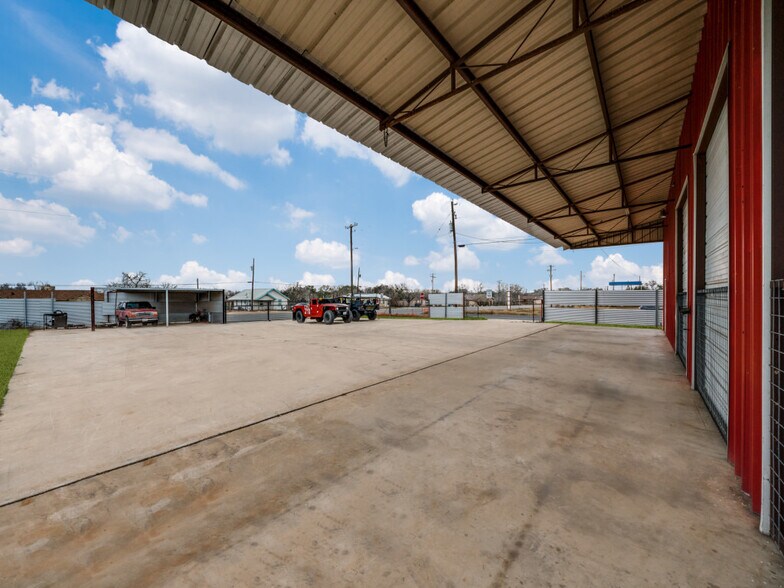 More Photos Of 601 S Storts St, Poth Industrial For Sale