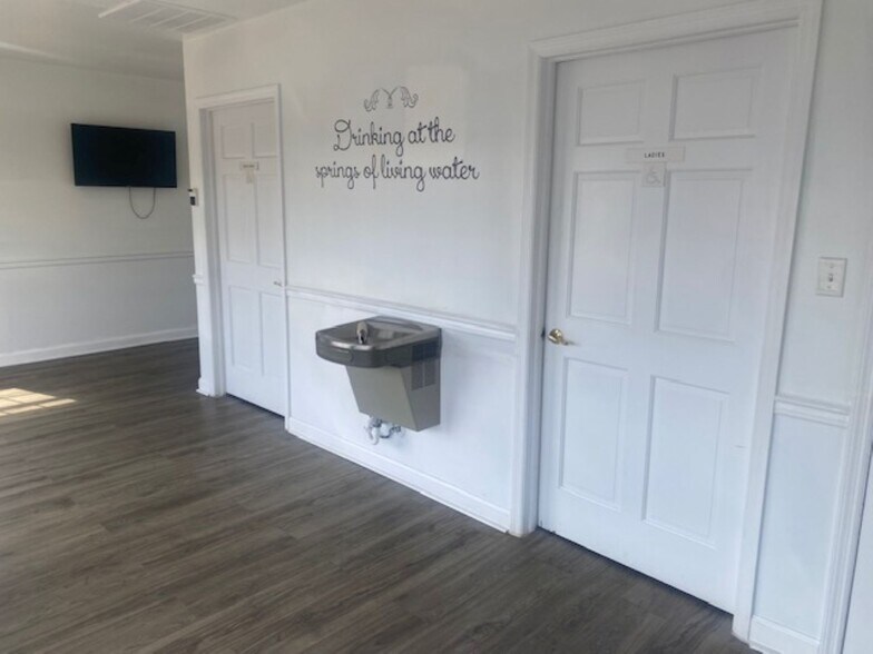 More Photos Of 109 Fontaine Dr, Ridgeway Funeral Home For Sale