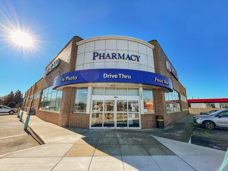 More Photos Of 1301 W 14 Mile Rd, Clawson Freestanding For Lease