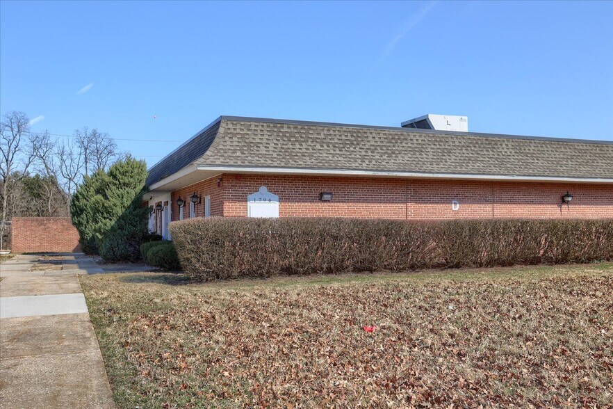 More Photos Of 1784 4th Ave, York Office For Sale