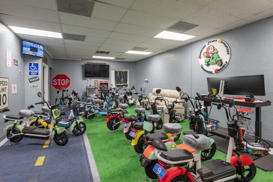 More Photos Of 2150 Collier Ave, Fort Myers Storefront Retail Office For Sale