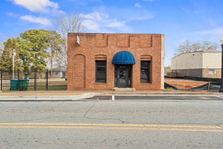 More Photos Of 38 E Main St, Hampton Medical For Lease