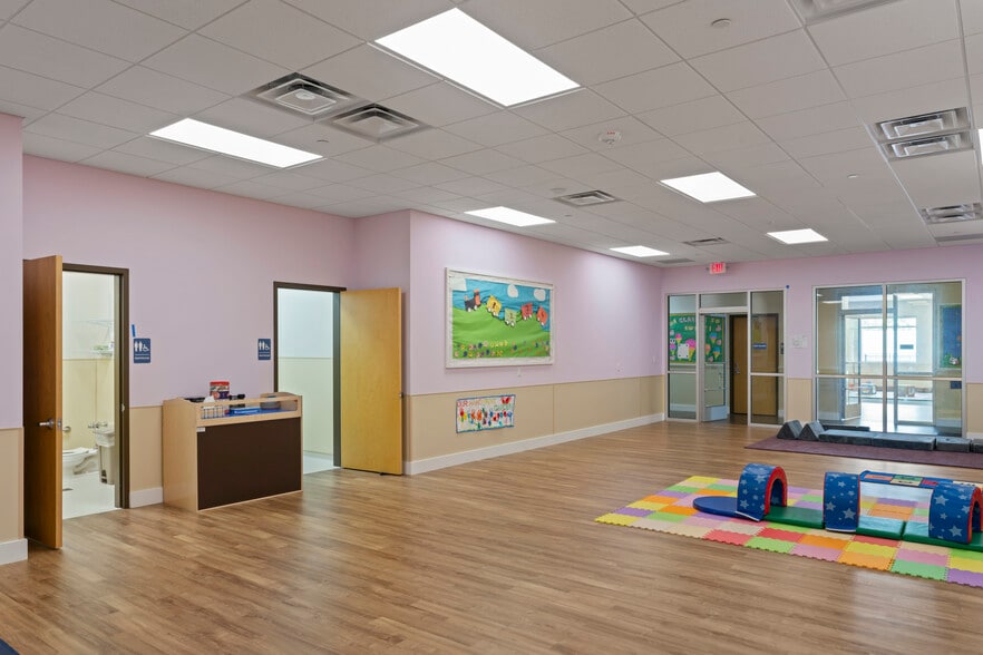More Photos Of 42525 Tall Cedars Pkwy, Chantilly Schools For Lease