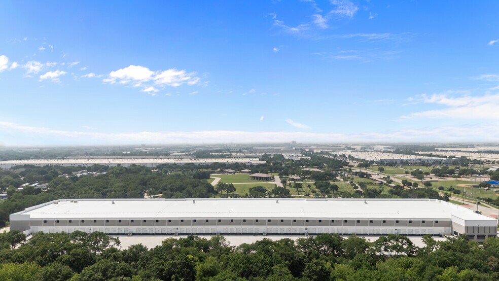 More Photos Of 300 N Freeport Pky, Coppell Distribution For Sale
