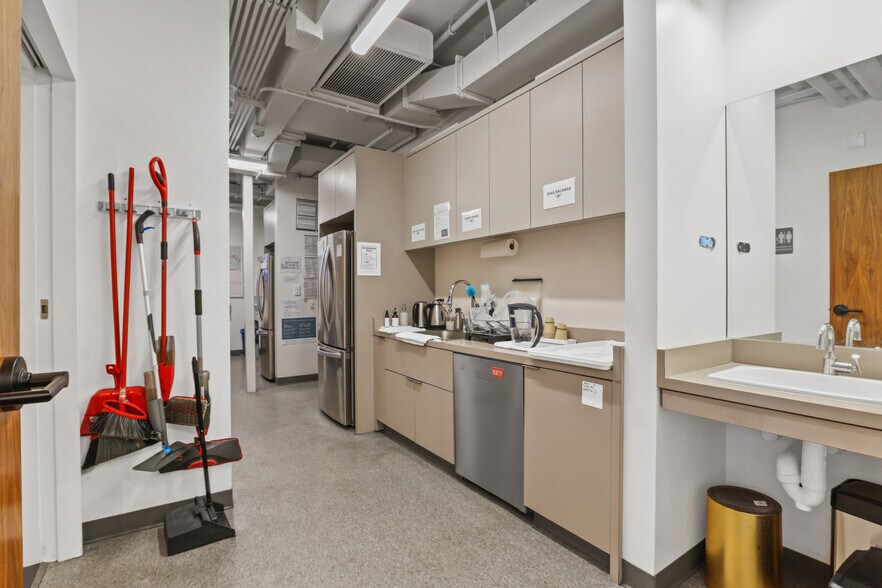 More Photos Of 11826-11828 San Vicente Blvd, Los Angeles Storefront Retail Office For Sale