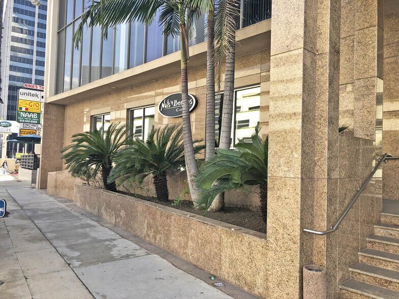 More Photos Of 15840 Ventura Blvd, Encino Medical For Lease