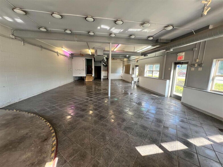 More Photos Of 2 Rocky Shore Dr, Iowa City Office For Lease