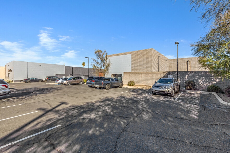 More Photos Of 1926 W North Ln, Phoenix Distribution For Lease