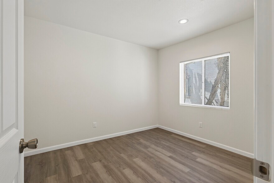 More Photos Of 526-534 W 47th St, Los Angeles Apartments For Sale