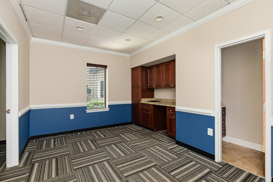 More Photos Of 100 Industrial Dr, Fredericksburg Showroom For Sale