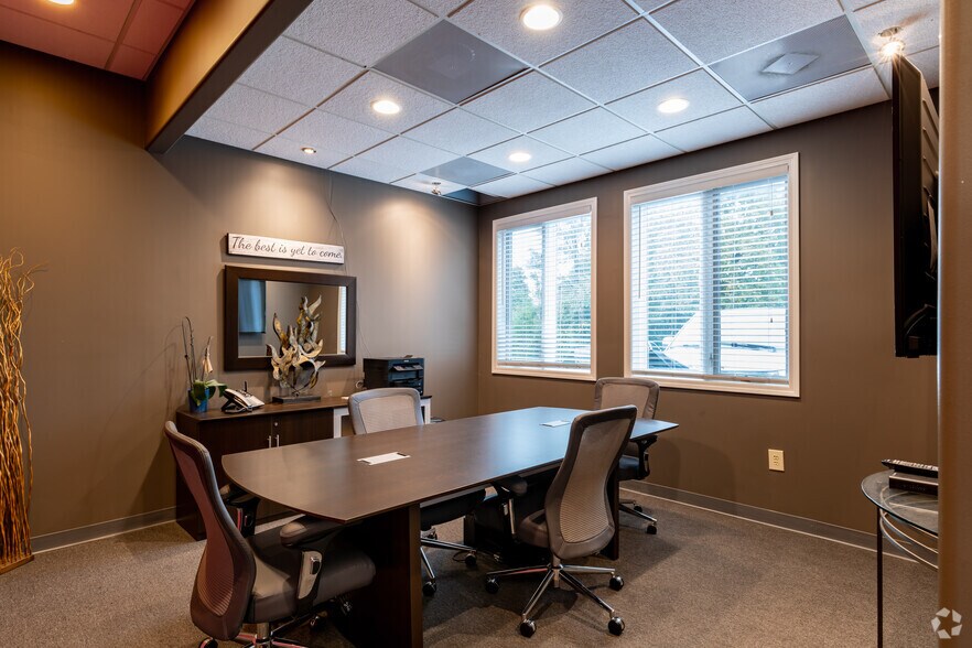 More Photos Of 36520 Grand River Ave, Farmington Hills Unknown For Lease