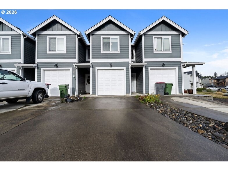 More Photos Of 1524 SE Honeysuckle Loop, Warrenton Apartments For Sale