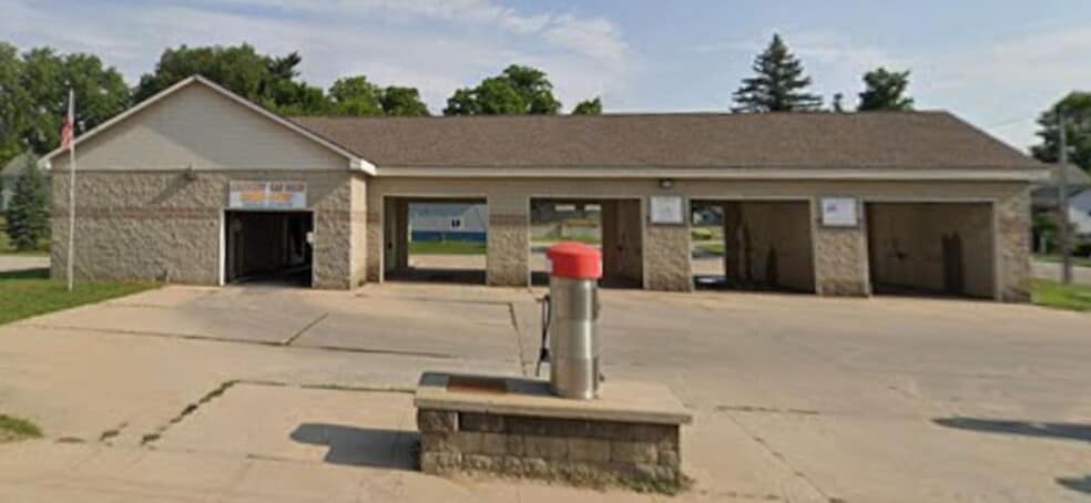 Primary Photo Of 506 W 7th St, Evart Carwash For Sale