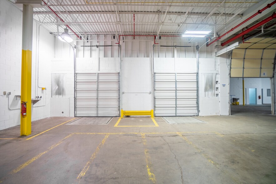 More Photos Of 4609-4801 W Woolworth Ave, Milwaukee Warehouse For Lease