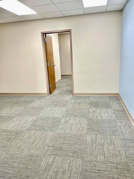 More Photos Of 247 S Burnett Rd, Springfield Medical For Lease