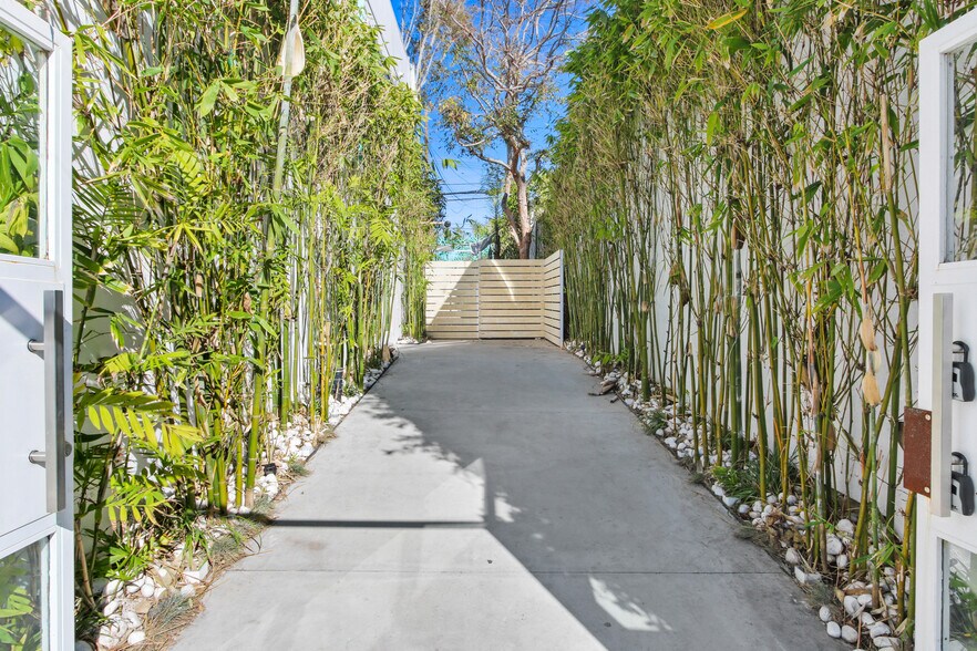 More Photos Of 1423 Abbot Kinney Blvd, Venice General Retail For Sale