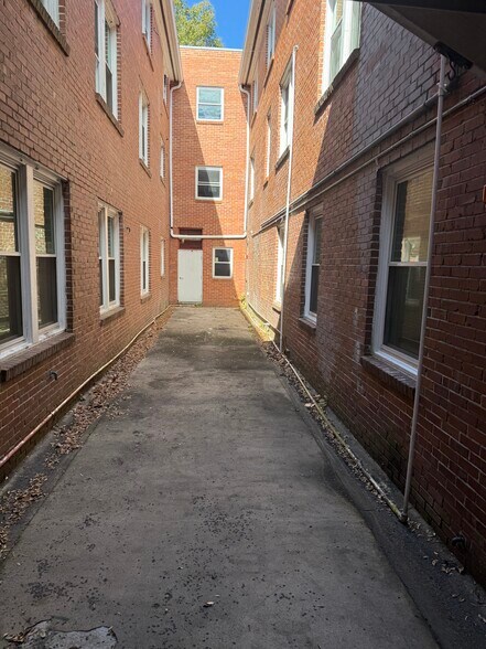 More Photos Of 1002 W University Ave, Gainesville Specialty For Sale