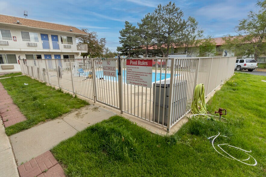 More Photos Of 1309 S Ohlman St, Mitchell Hotel For Sale