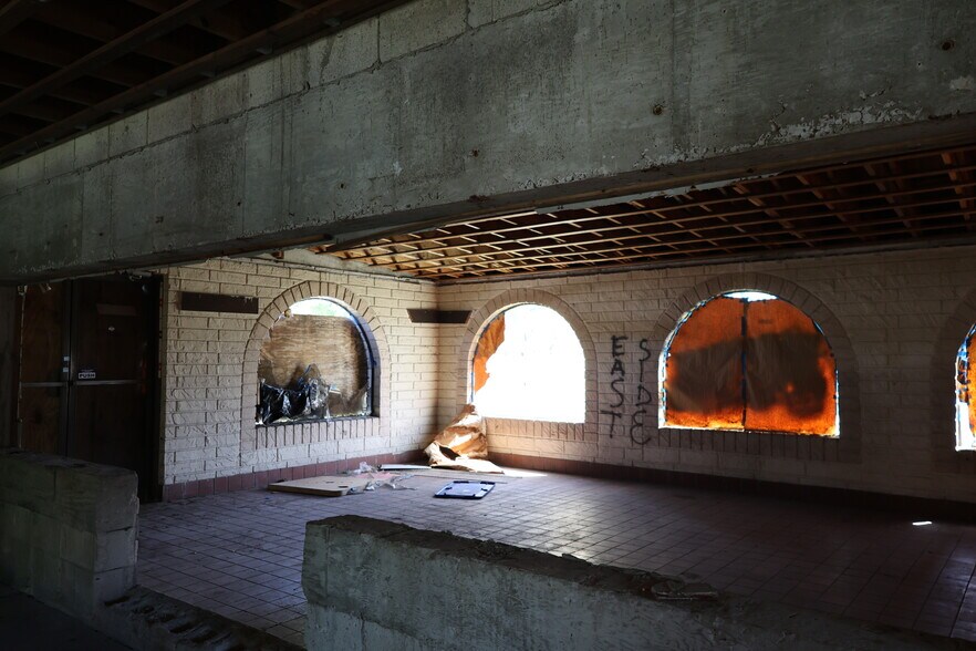 More Photos Of 14100 W Dixie Hwy, Miami Restaurant For Lease