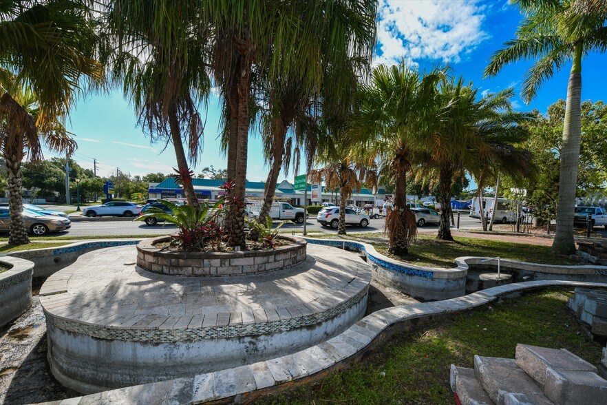 More Photos Of 575 N Washington Blvd, Sarasota Freestanding For Sale