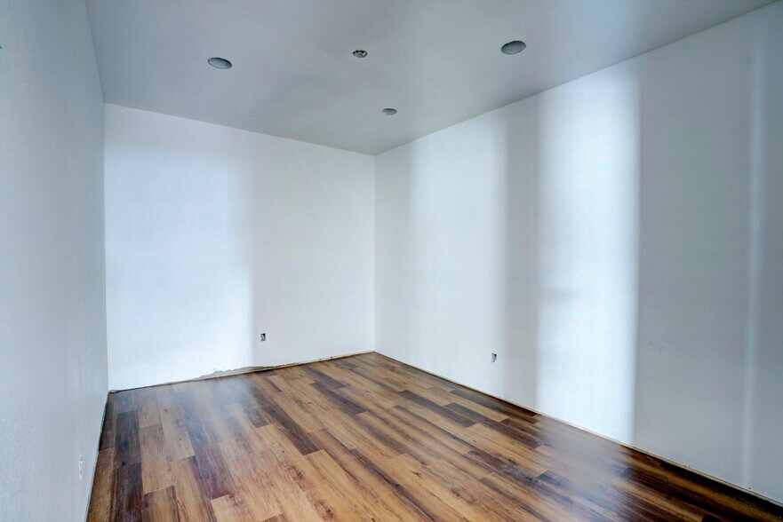More Photos Of 4700 Barbara Rd, River Oaks Office For Sale