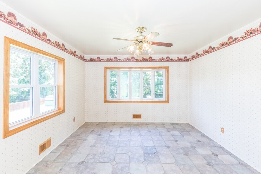 More Photos Of 131 Copenhaver St, Marion Shelter For Sale