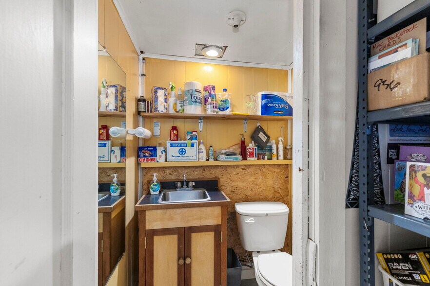 More Photos Of 936 Water St, Port Townsend Storefront Retail Residential For Sale