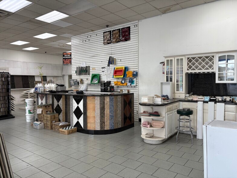 More Photos Of 51-23 Northern Blvd, Woodside Storefront For Lease