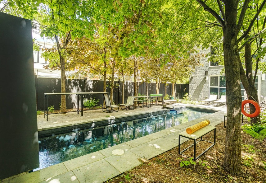 More Photos Of 7049 Rue Saint-Urbain, Montréal Showroom For Sale