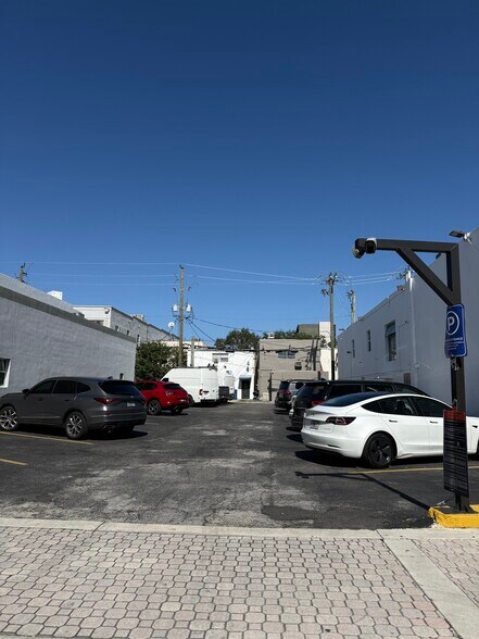 More Photos Of 1909 Harrison St, Hollywood Storefront Retail Office For Sale
