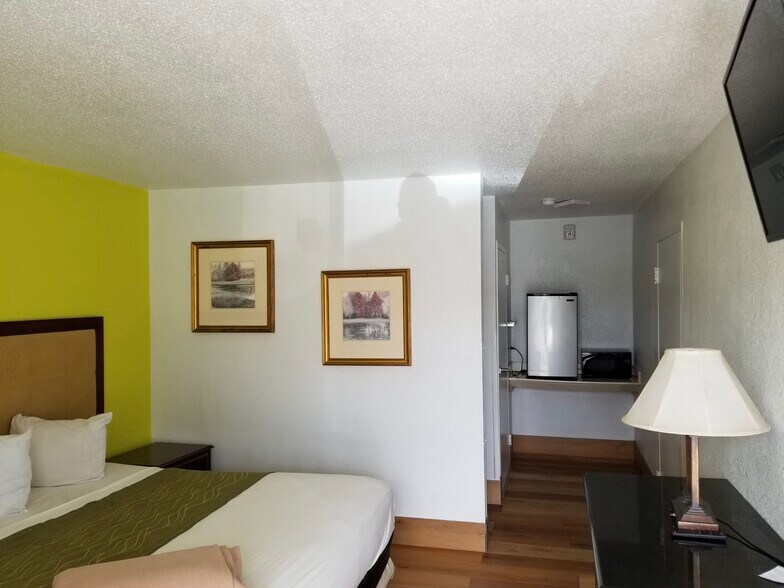 More Photos Of 1311 E King Ave, Kingsland Hotel For Sale