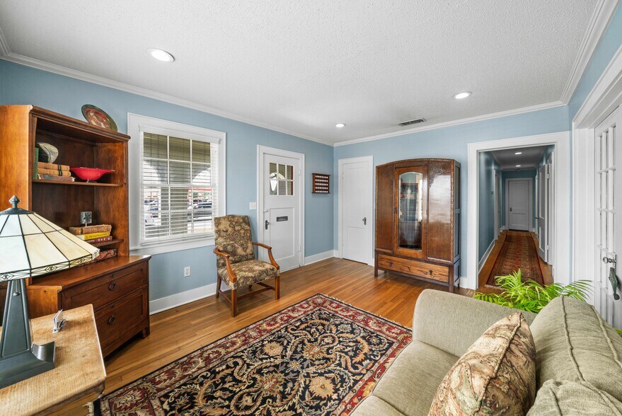 More Photos Of 209 S Main St, Lindale Loft Creative Space For Lease