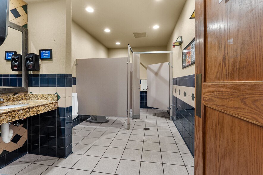 More Photos Of 850 Kepler Dr, Green Bay Restaurant For Sale