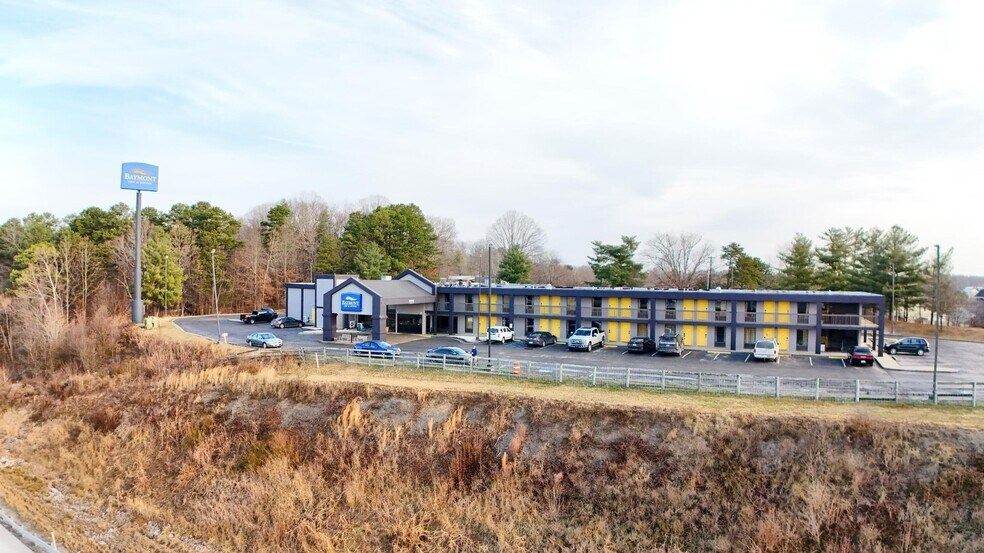 More Photos Of 2075 Highway 192 W, London Hotel For Sale