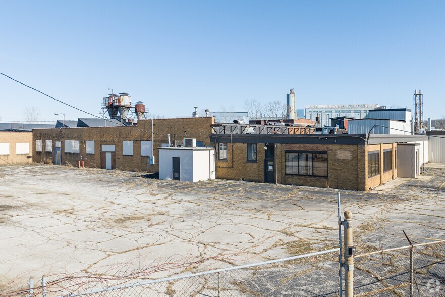 More Photos Of 1160 Treat St, Adrian Showroom For Lease