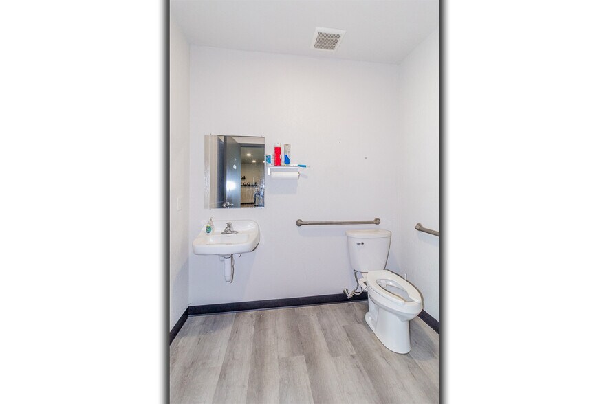 More Photos Of 1186 N Shawano St, New London General Retail For Lease