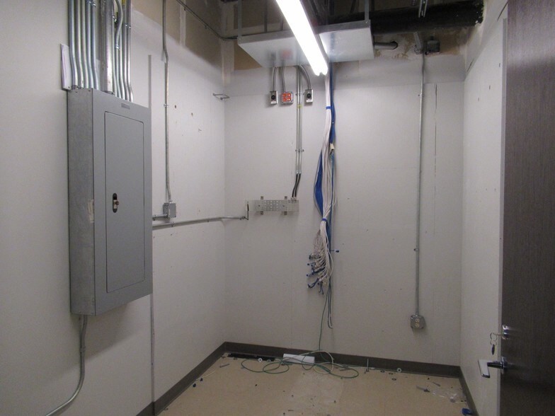 More Photos Of 3201 W White Oaks Dr, Springfield Office For Sale